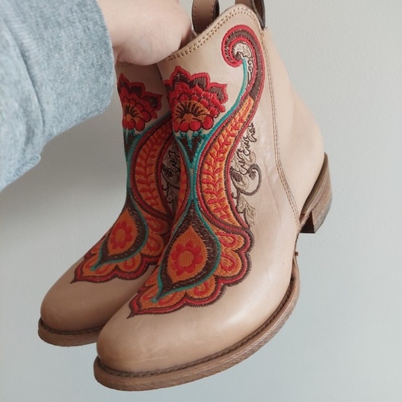 Corral ankle boots Floral Embroidery Side Ankle Natural C3269 Rare - Picture 1 of 16
